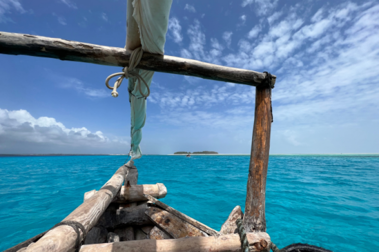 Mieste drevené loďky vás zoberú na poriadnu šnorchlovačku okolo ostrova Matemwe